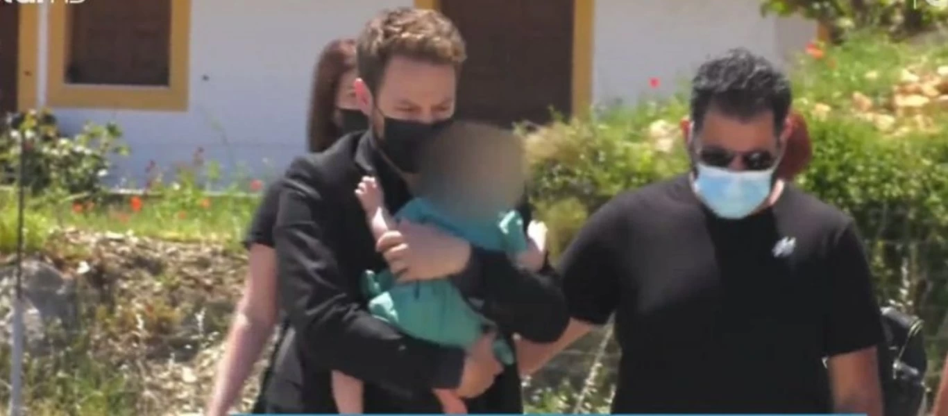 Κηδεία 20χρονης στην Αλόννησο - Τραγική φιγούρα ο 32χρονος πατέρας αγκαλιά με την κόρη του